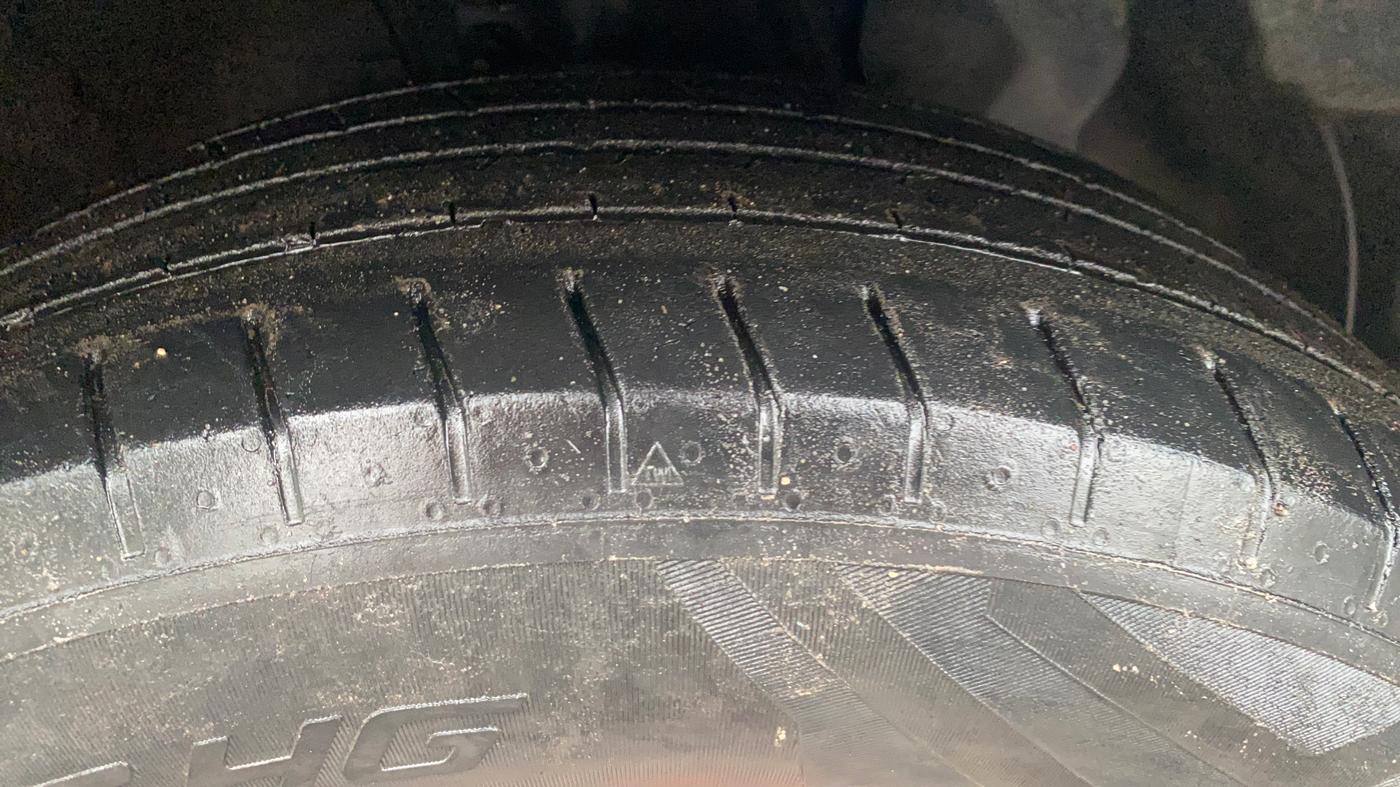 2023 KIA CARENS PRESTIGE 1.5 PETROL 7 STR, Petrol, Manual, 47,620 km, Right Front Tyre Tread