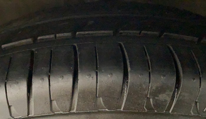 2016 Hyundai i10 SPORTZ 1.1, Petrol, Manual, 60,174 km, Left Front Tyre Tread