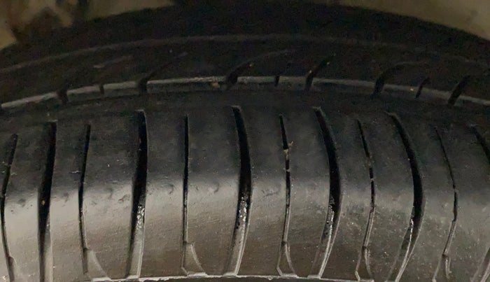 2016 Hyundai i10 SPORTZ 1.1, Petrol, Manual, 60,174 km, Right Front Tyre Tread