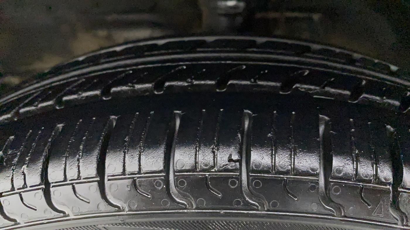 2013 Maruti Wagon R 1.0 LXI, Petrol, Manual, 37,008 km, Left Front Tyre Tread