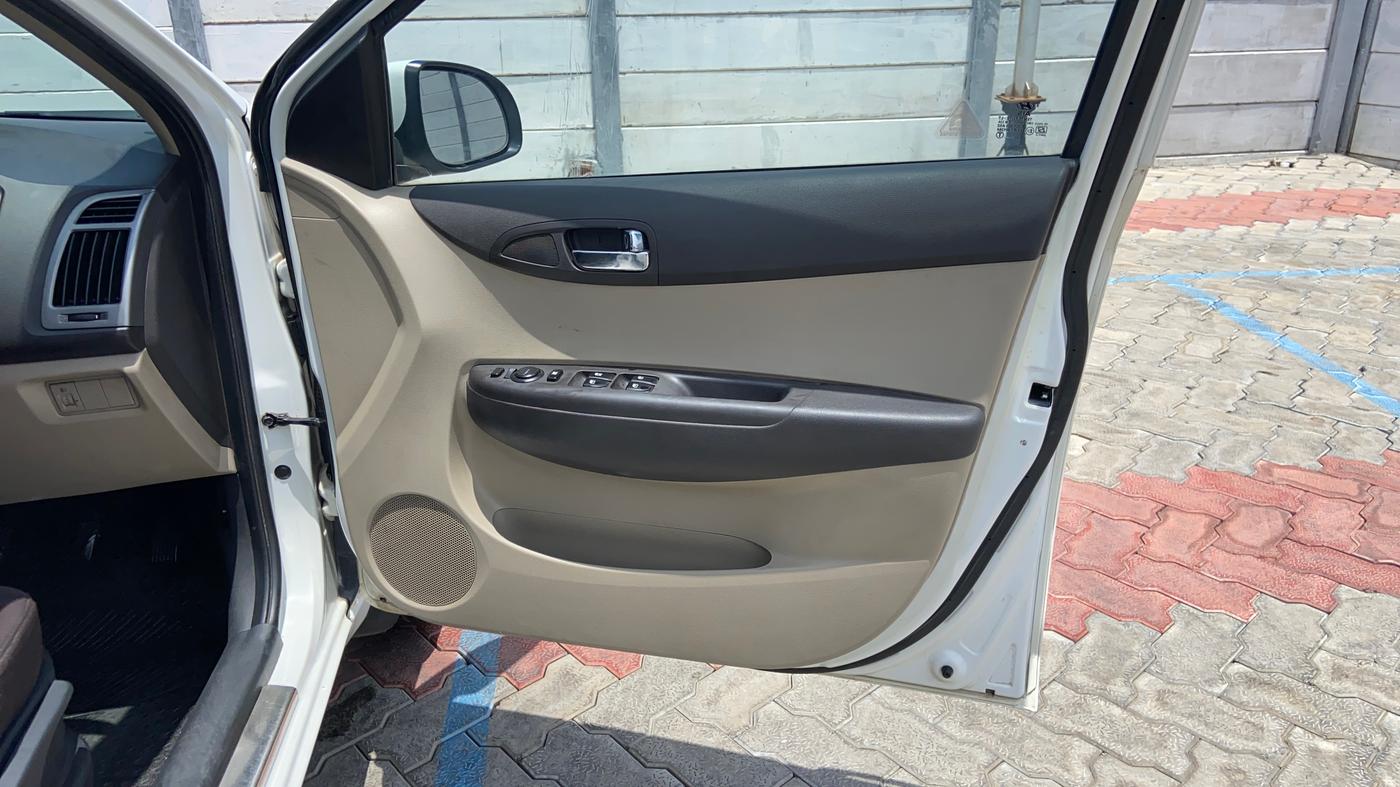 2013 Hyundai i20 ASTA 1.2, Petrol, Manual, 96,764 km, Driver Side Door Panels Control