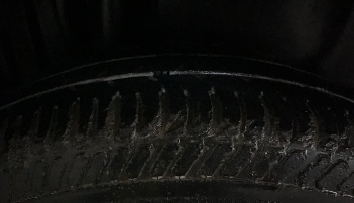 2015 Maruti Swift Dzire VXI, CNG, Manual, 72,724 km, Right Rear Tyre Tread
