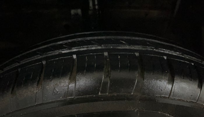 2015 Maruti Swift Dzire VXI, CNG, Manual, 72,724 km, Right Front Tyre Tread