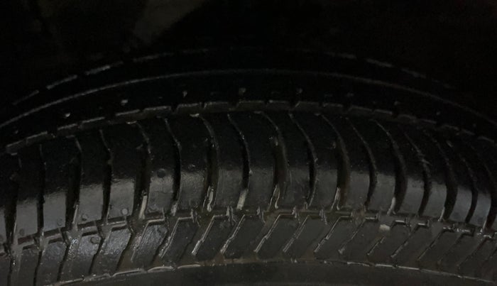 2015 Maruti Swift Dzire VXI, CNG, Manual, 72,724 km, Left Front Tyre Tread