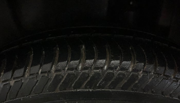 2015 Maruti Swift Dzire VXI, CNG, Manual, 72,724 km, Left Rear Tyre Tread
