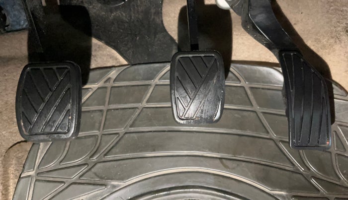 2015 Maruti Swift Dzire VXI, CNG, Manual, 72,724 km, Pedals