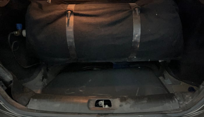 2015 Maruti Swift Dzire VXI, CNG, Manual, 72,724 km, Boot Inside