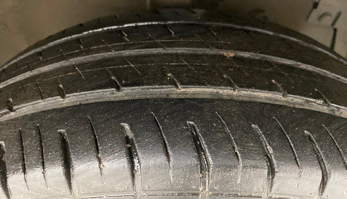 2014 Maruti Swift ZXI D, Petrol, Manual, 67,322 km, Right Front Tyre Tread
