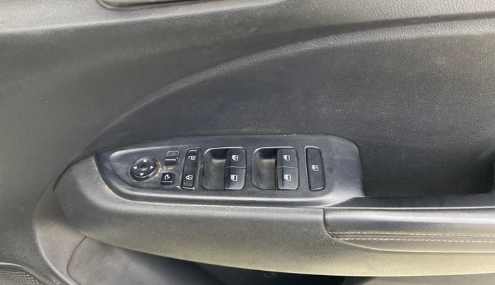 2019 Hyundai VENUE SX(O) 1.4 CRDI, Diesel, Manual, 72,133 km, Driver Side Door Panels Control