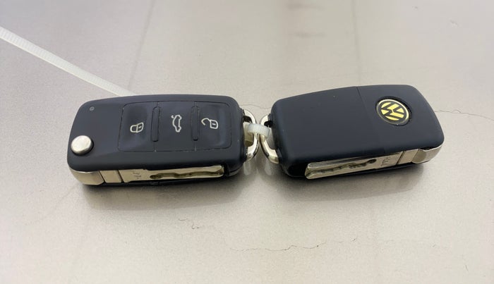 2016 Volkswagen Vento HIGHLINE 1.6 MPI, Petrol, Manual, 1,02,598 km, Key Close Up