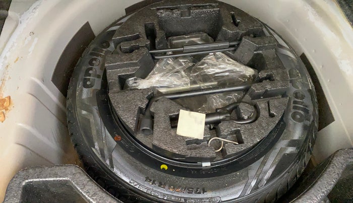 2016 Volkswagen Vento HIGHLINE 1.6 MPI, Petrol, Manual, 1,02,598 km, Spare Tyre