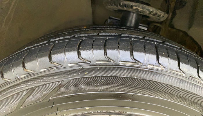 2016 Volkswagen Vento HIGHLINE 1.6 MPI, Petrol, Manual, 1,02,598 km, Left Front Tyre Tread