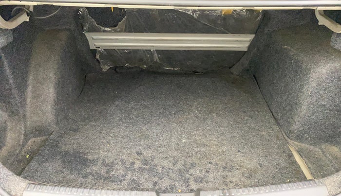 2016 Volkswagen Vento HIGHLINE 1.6 MPI, Petrol, Manual, 1,02,598 km, Boot Inside