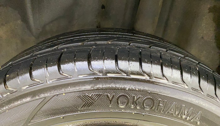 2016 Volkswagen Vento HIGHLINE 1.6 MPI, Petrol, Manual, 1,02,598 km, Left Rear Tyre Tread