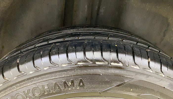 2016 Volkswagen Vento HIGHLINE 1.6 MPI, Petrol, Manual, 1,02,598 km, Right Rear Tyre Tread