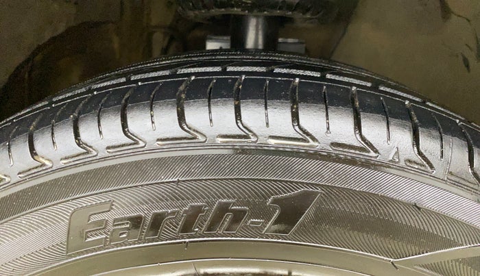 2016 Volkswagen Vento HIGHLINE 1.6 MPI, Petrol, Manual, 1,02,598 km, Right Front Tyre Tread