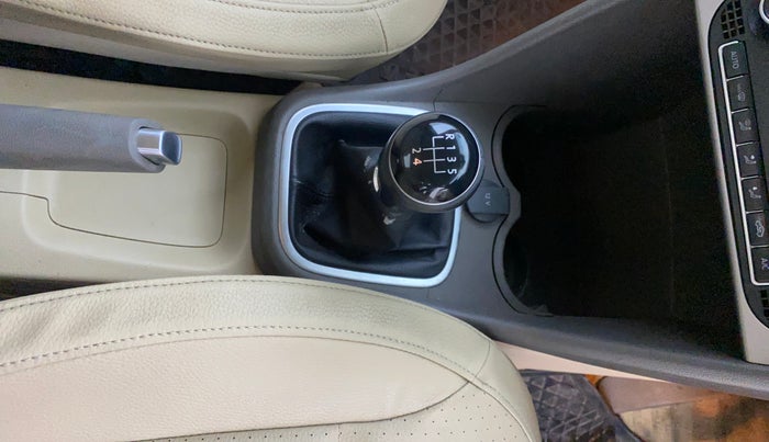 2016 Volkswagen Vento HIGHLINE 1.6 MPI, Petrol, Manual, 1,02,598 km, Gear Lever