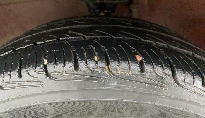 2013 Maruti Alto K10 VXI, CNG, Manual, 64,060 km, Left Front Tyre Tread