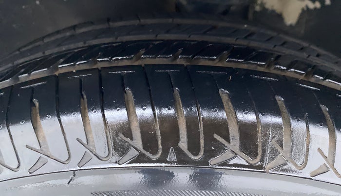 2014 Maruti Alto K10 VXI P, Petrol, Manual, 34,371 km, Left Front Tyre Tread