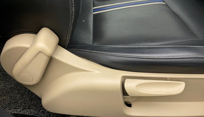 2018 Volkswagen Ameo HIGHLINE PLUS 1.5L AT 16 ALLOY, Diesel, Automatic, 1,19,750 km, Driver Side Adjustment Panel