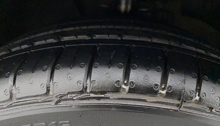 2018 Volkswagen Ameo HIGHLINE PLUS 1.5L AT 16 ALLOY, Diesel, Automatic, 1,19,750 km, Left Front Tyre Tread