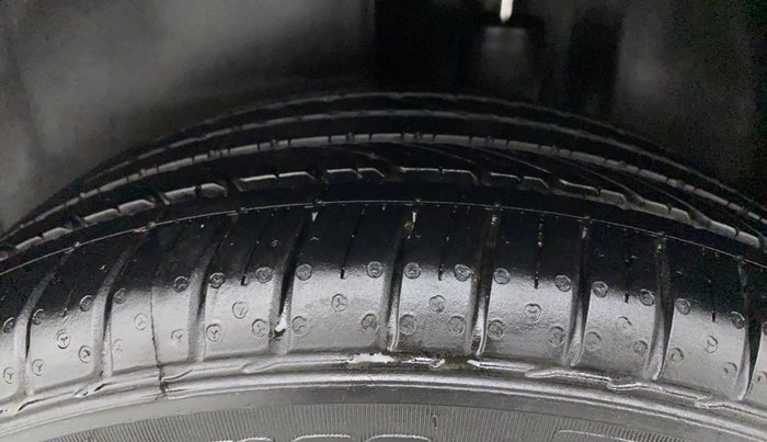 2018 Volkswagen Ameo HIGHLINE PLUS 1.5L AT 16 ALLOY, Diesel, Automatic, 1,19,750 km, Left Rear Tyre Tread