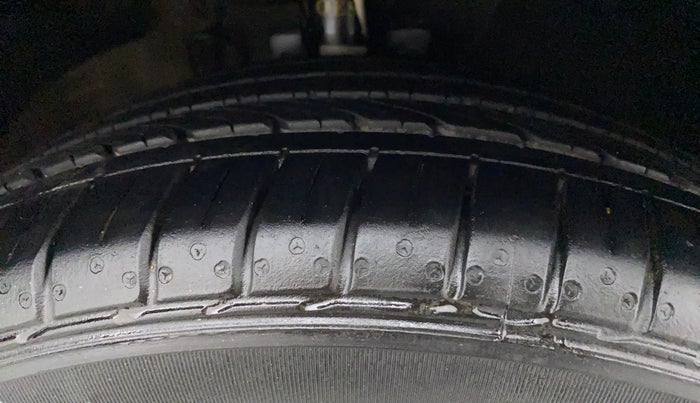 2018 Volkswagen Ameo HIGHLINE PLUS 1.5L AT 16 ALLOY, Diesel, Automatic, 1,19,750 km, Right Front Tyre Tread