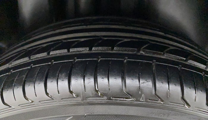 2018 Volkswagen Ameo HIGHLINE PLUS 1.5L AT 16 ALLOY, Diesel, Automatic, 1,19,750 km, Right Rear Tyre Tread