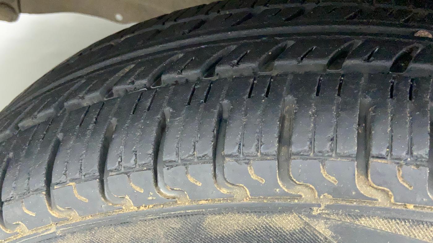 2014 Maruti Wagon R 1.0 VXI, Petrol, Manual, 54,615 km, Left Front Tyre Tread