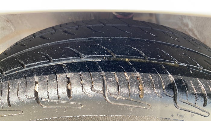 2013 Maruti Alto 800 LXI, Petrol, Manual, 63,056 km, Left Front Tyre Tread