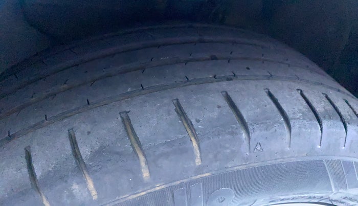 2017 Hyundai Elite i20 ASTA 1.2 (O), Petrol, Manual, 31,570 km, Left Front Tyre Tread
