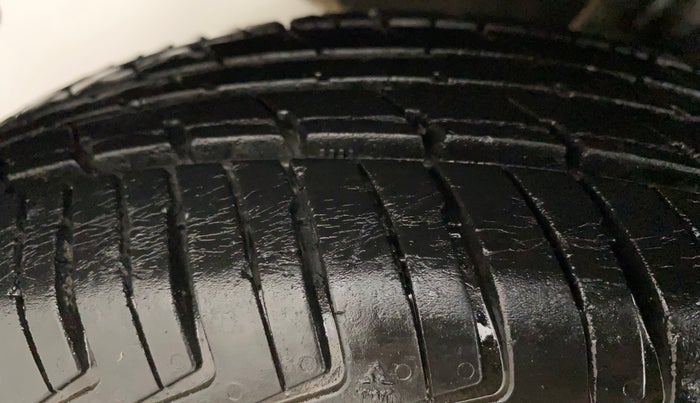 2016 Datsun Redi Go T (O), Petrol, Manual, 27,455 km, Right Rear Tyre Tread