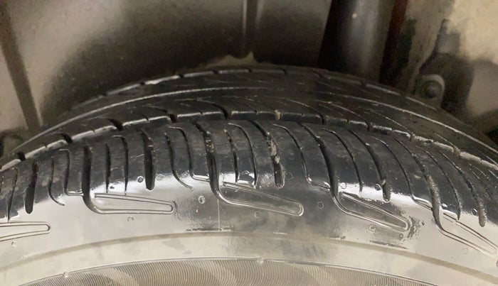 2013 Maruti Ertiga VXI, Petrol, Manual, 98,798 km, Left Rear Tyre Tread