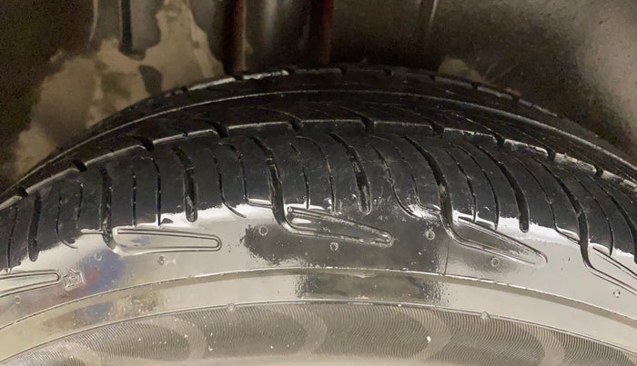 2013 Maruti Ertiga VXI, Petrol, Manual, 98,798 km, Right Rear Tyre Tread