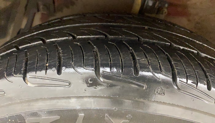2013 Maruti Ertiga VXI, Petrol, Manual, 98,798 km, Left Front Tyre Tread