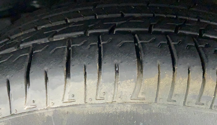 2014 Toyota Corolla Altis J S PETROL, Petrol, Manual, 77,564 km, Left Front Tyre Tread