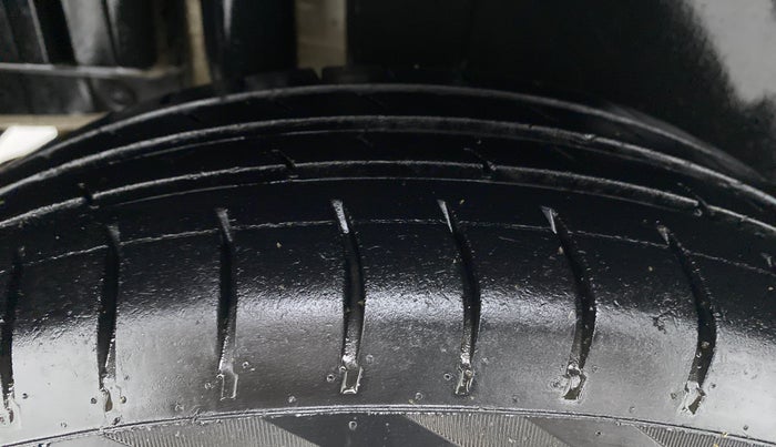2014 Maruti Swift VXI, Petrol, Manual, 56,506 km, Right Rear Tyre Tread