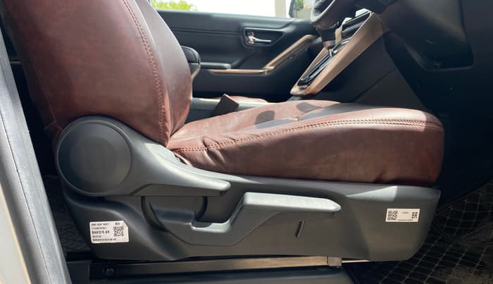 2023 Maruti Invicto ZETA PLUS 8 STR STRONG HYBRID, Hybrid, Automatic, 17,305 km, Driver Side Adjustment Panel