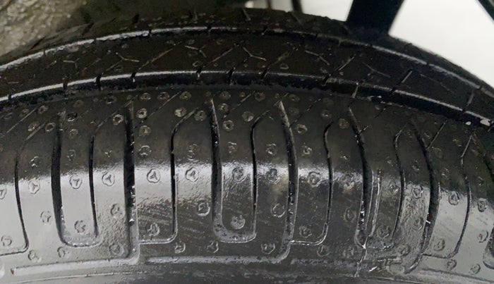 2015 Maruti Wagon R 1.0 LXI CNG AVANCE LIMITED EDITION, CNG, Manual, 43,170 km, Left Front Tyre Tread