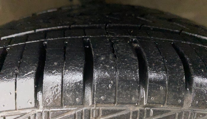 2014 Hyundai Eon MAGNA +, Petrol, Manual, 29,202 km, Left Front Tyre Tread