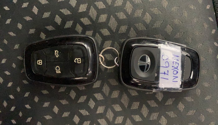 2018 Tata NEXON XZA PLUS PETROL DUAL TONE, Petrol, Automatic, 76,932 km, Key Close Up