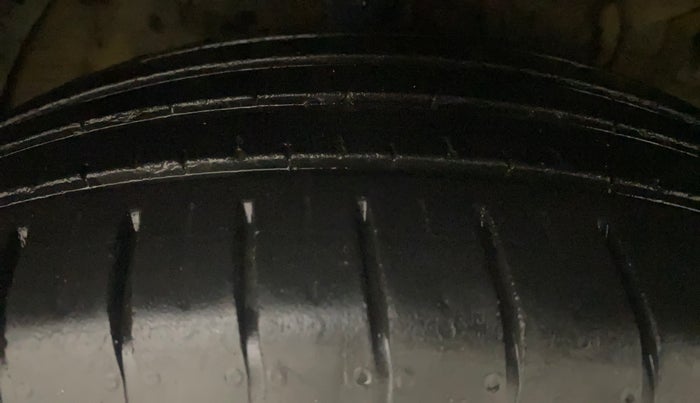 2021 Mahindra XUV300 W4 1.2 PETROL, Petrol, Manual, 34,008 km, Right Front Tyre Tread