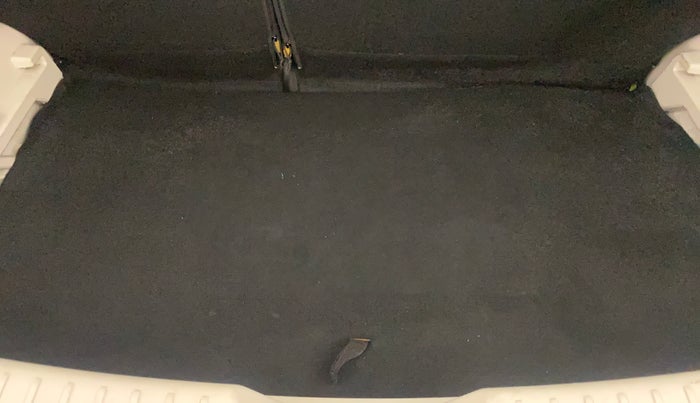 2021 Mahindra XUV300 W4 1.2 PETROL, Petrol, Manual, 34,008 km, Boot Inside