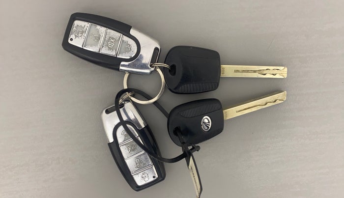 2021 Mahindra XUV300 W4 1.2 PETROL, Petrol, Manual, 34,008 km, Key Close Up