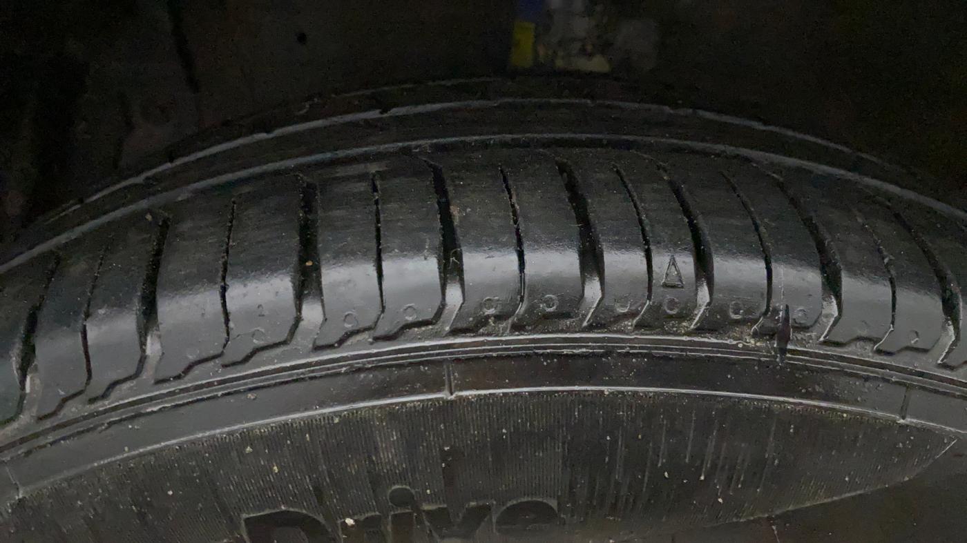 2013 Maruti Ertiga VXI, Petrol, Manual, 42,781 km, Left Front Tyre Tread