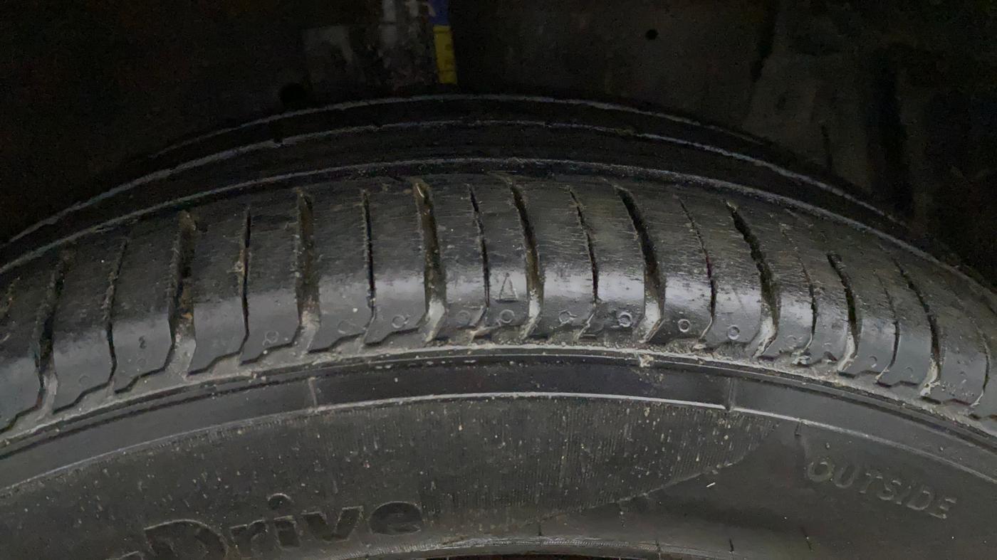 2013 Maruti Ertiga VXI, Petrol, Manual, 42,781 km, Right Front Tyre Tread