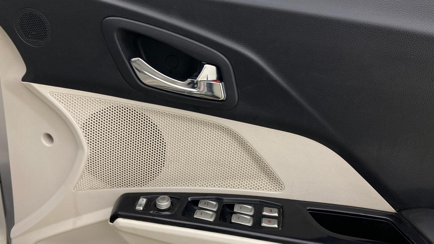 2021 Mahindra XUV300 W8 (O) 1.5 DIESEL, Diesel, Manual, 98,417 km, Driver Side Door Panels Control