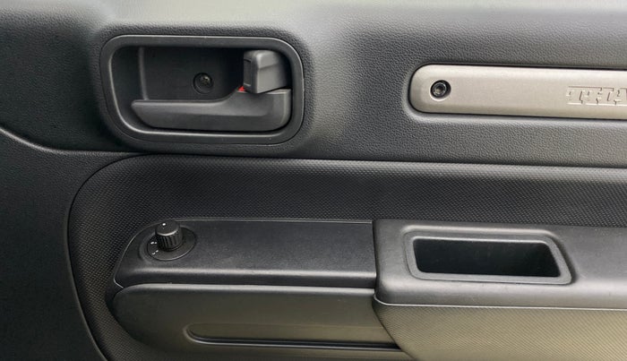 2022 Mahindra Thar LX D AT 4WD HT, Diesel, Automatic, 20,024 km, Driver Side Door Panels Control