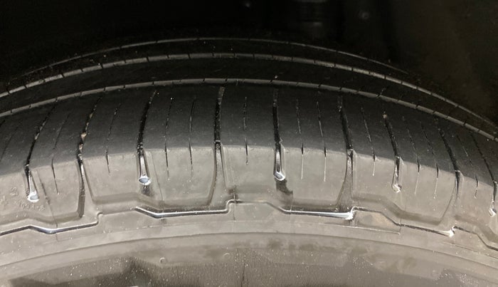 2022 Mahindra XUV700 AX 7 D AT AWD 7 STR, Diesel, Automatic, 1,18,927 km, Left Rear Tyre Tread