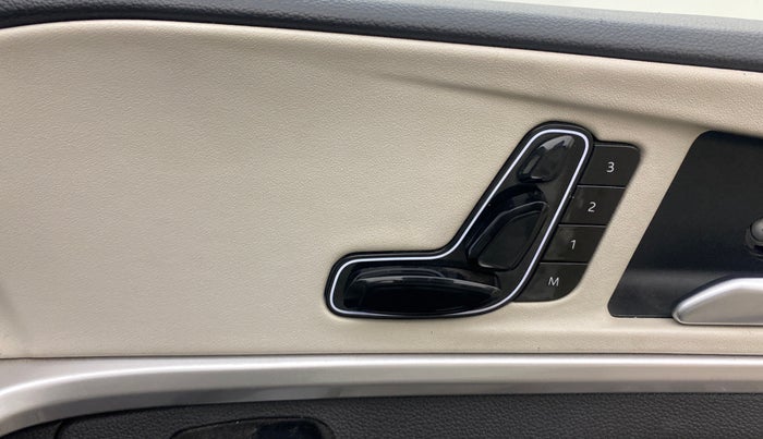 2022 Mahindra XUV700 AX 7 D AT AWD 7 STR, Diesel, Automatic, 1,18,927 km, Driver Side Adjustment Panel